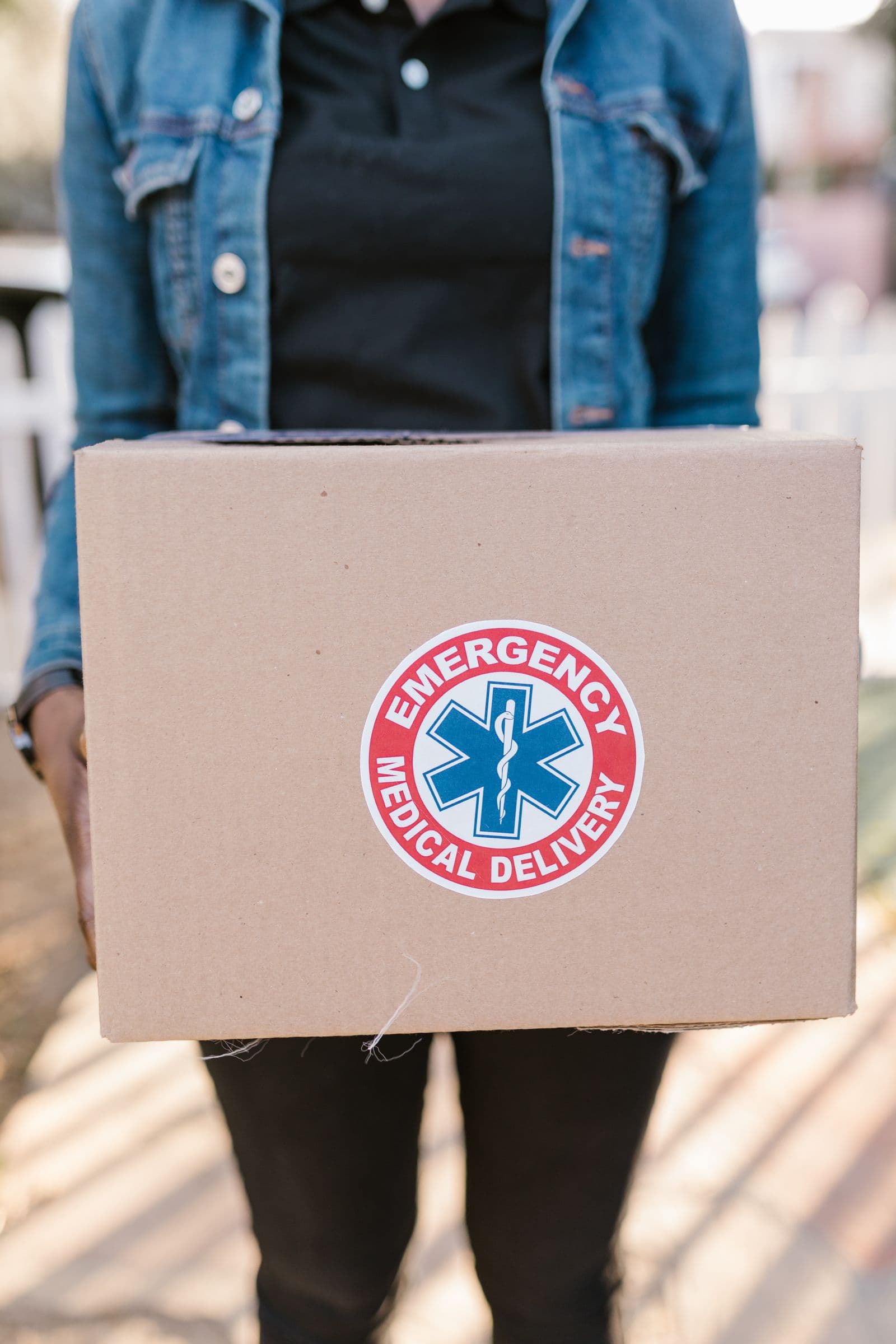 Medical courier carrying an emergency medical delivery